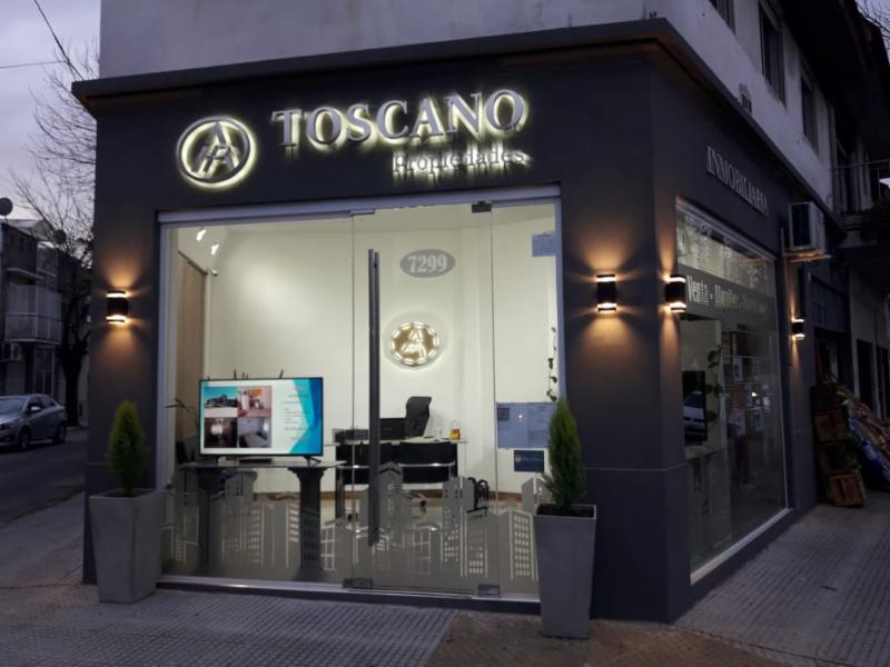 Toscano  Propiedades logo