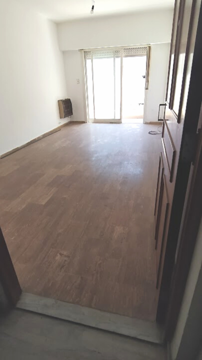 DEPARTAMENTO DE TRES AMBIENTES COCINA SEPARADA CON ESPACIO GUARDA COCHE