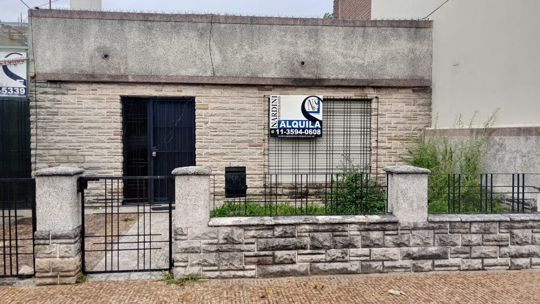 Excelente PH al frente con entrada de auto y parrilla en Caseros