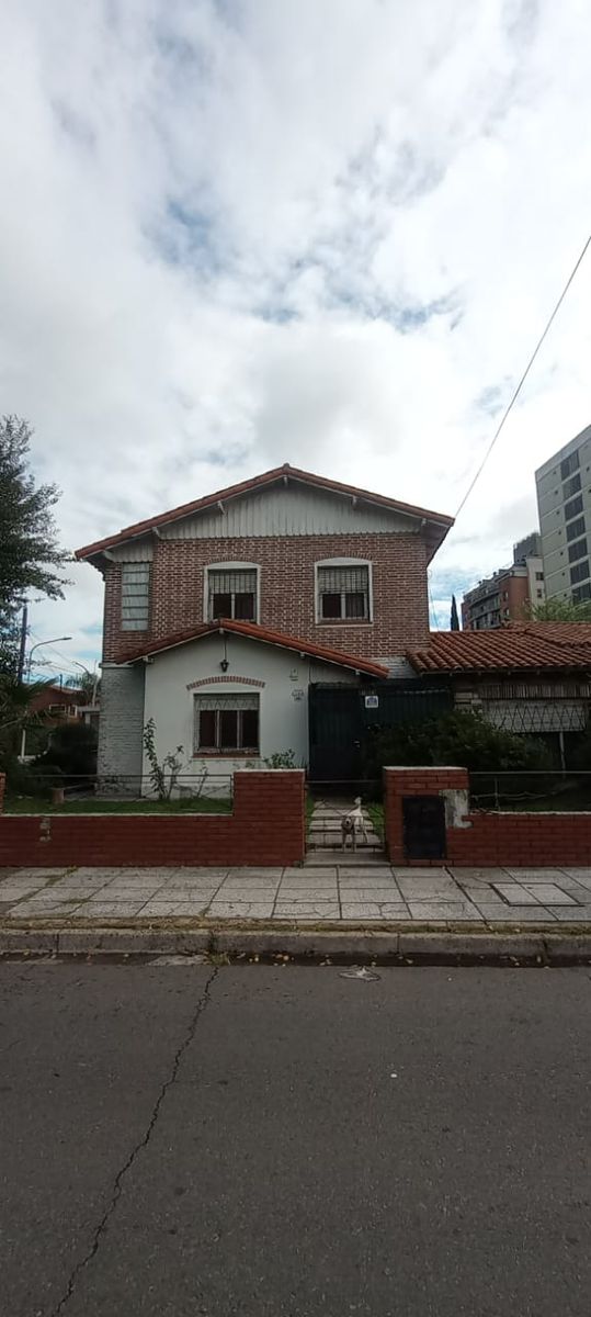 Propiedad en Esquina con Gran Parque y Potencial de Remodelación en Planta Baja