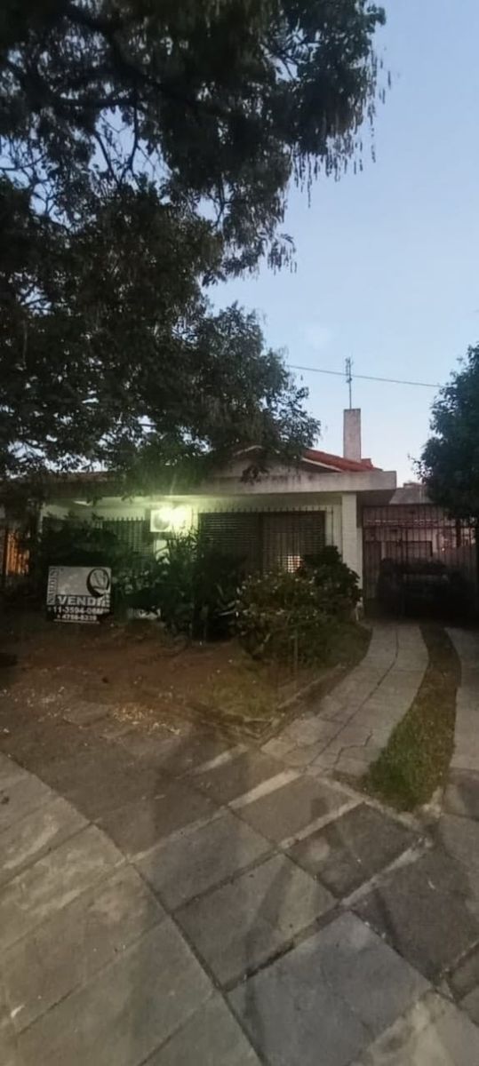 Chalet de Cuatro Ambientes Apta Crédito con Cochera Doble