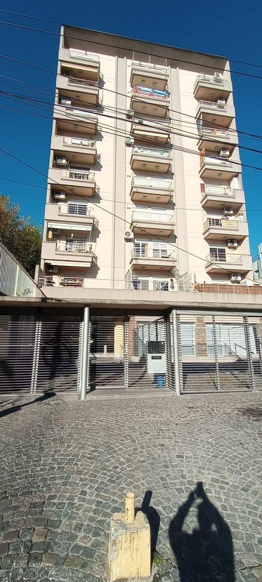 Venta de excelente departamento de 2 ambientes con cochera y vista panorámica frente a la estación de Martín Coronado