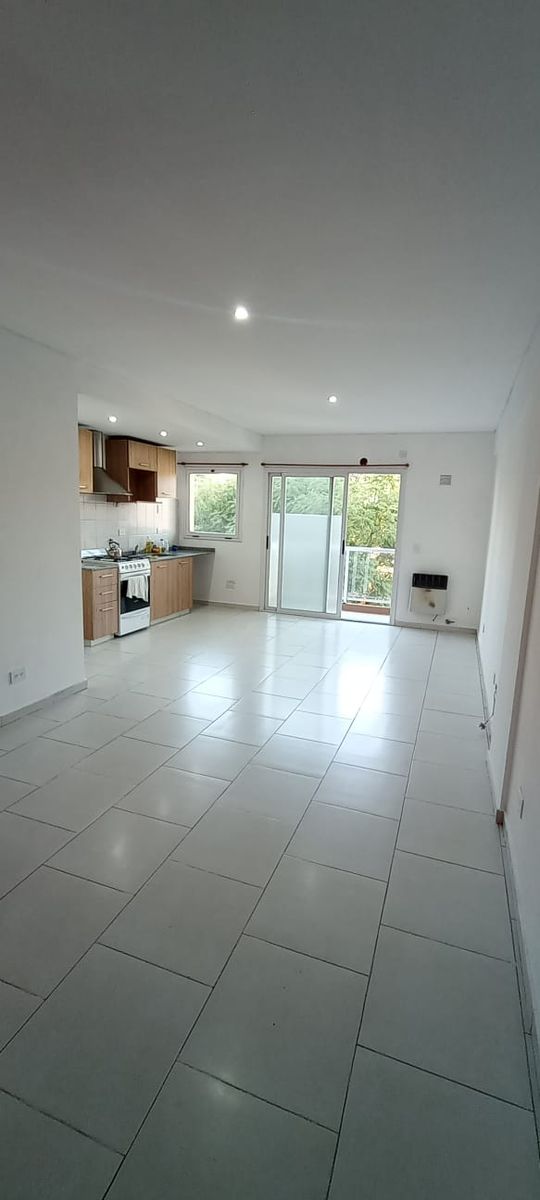 Venta o alquiler de excelente monoambiente luminoso a dos cuadras de la estación de El Palomar