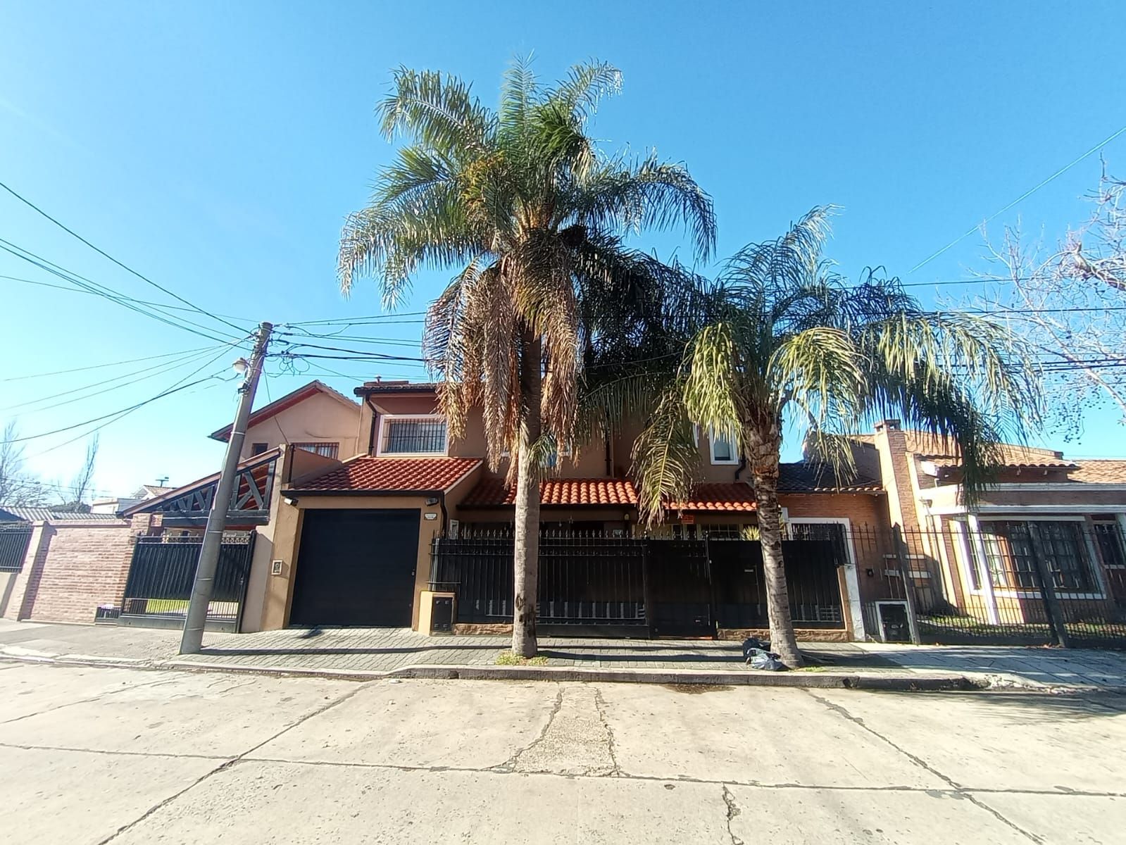 Venta de excelente casa de categoría con 4 dormitorios, piscina, quincho y cochera doble - Apta crédito - Santos Dumont al 2200