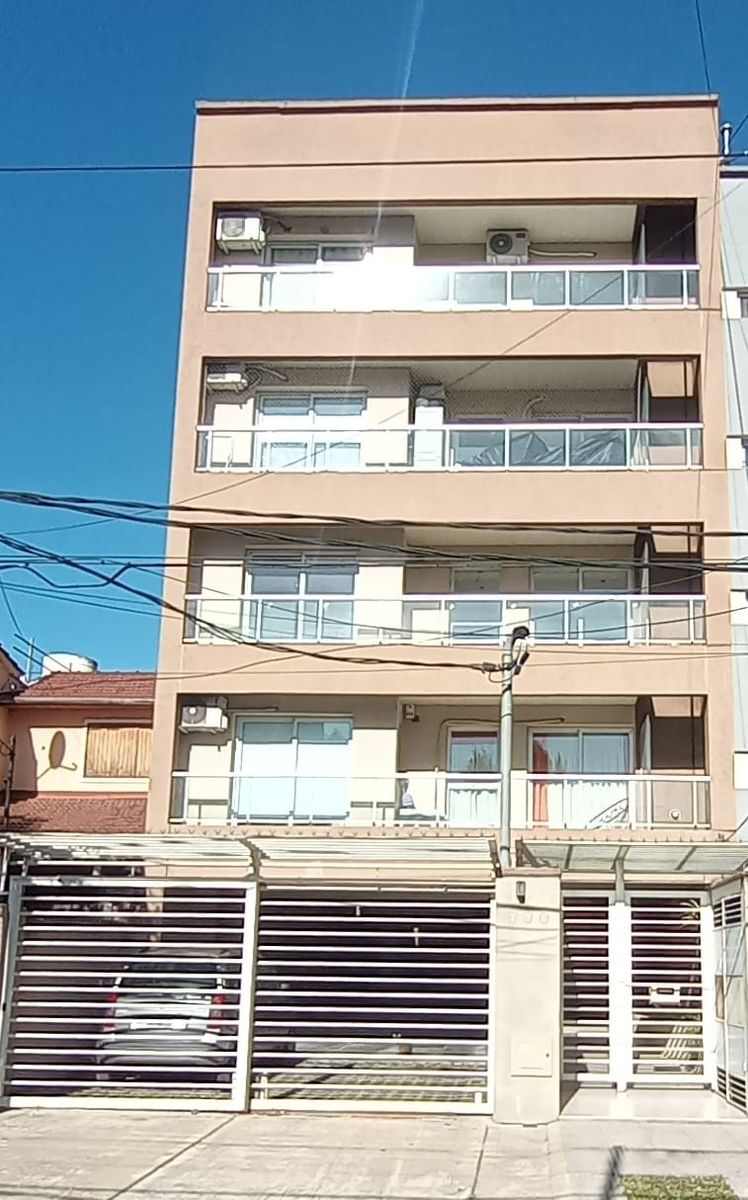 Venta de departamento de 2 ambientes a estrenar en semipiso al frente