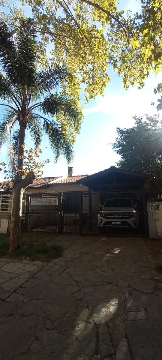 Venta de chalet reciclado a nuevo de 3 ambientes con quincho cerrado, patio y cochera - Boulevard San Martín al 2500
