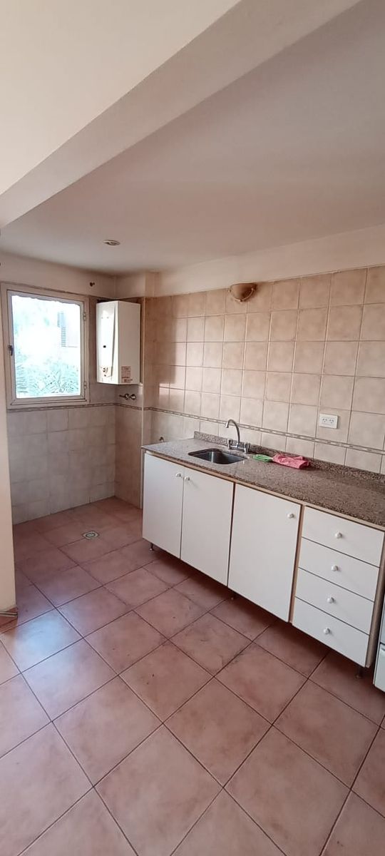 Venta de departamento al frente con cochera en ubicación estratégica