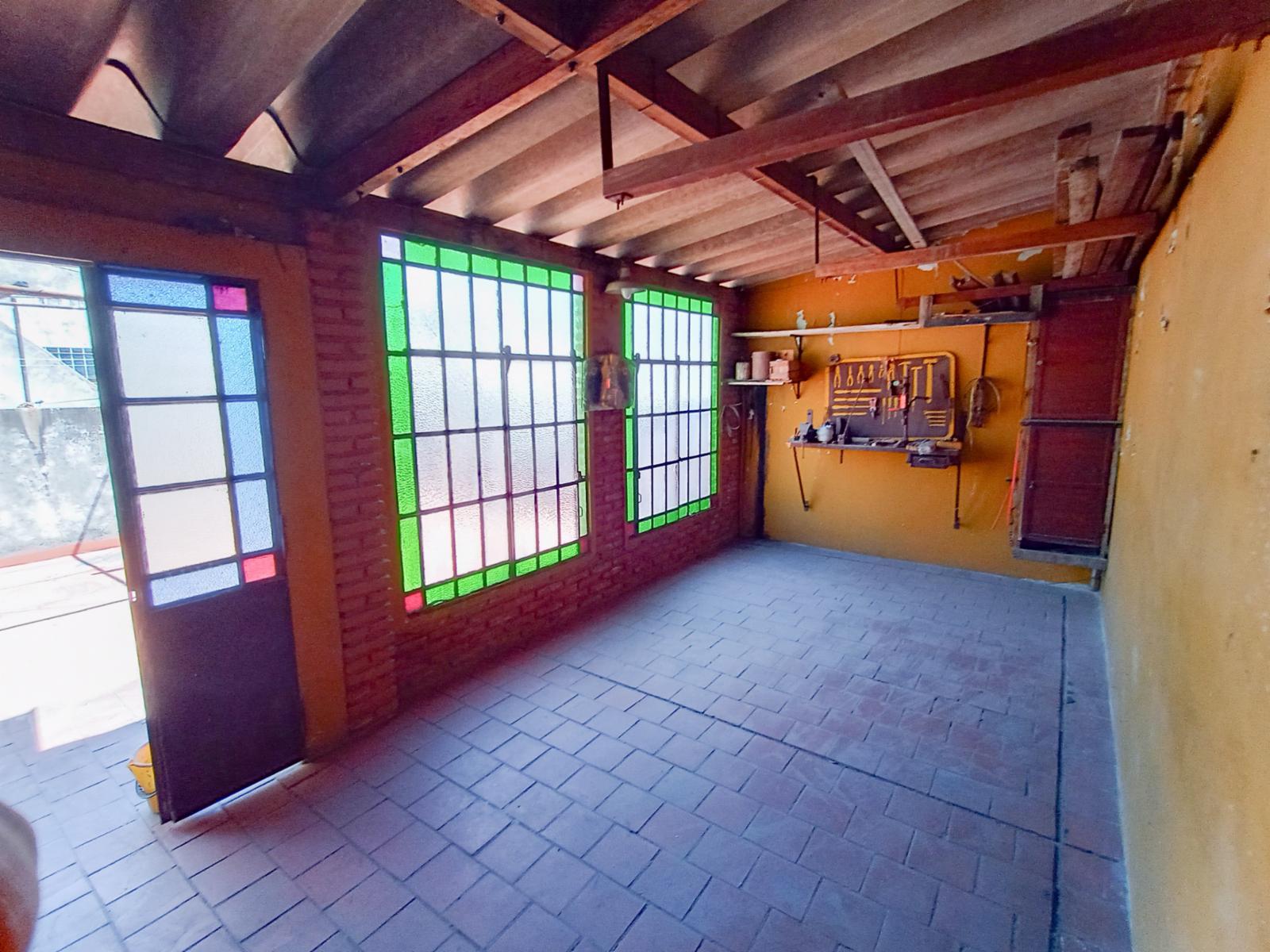 Casa de 4 ambientes. Patio con garage y terraza