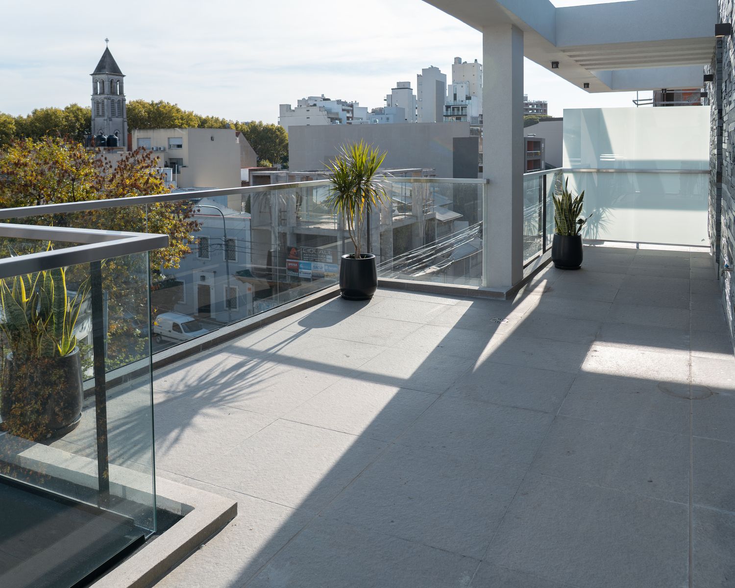 2 AMBIENTES AL FRENTE , CON BALCON TERRAZA DE 17,30 M2, DOS BAÑOS ,VESTIDOR  LA MEJOR UBICACION DE LURO