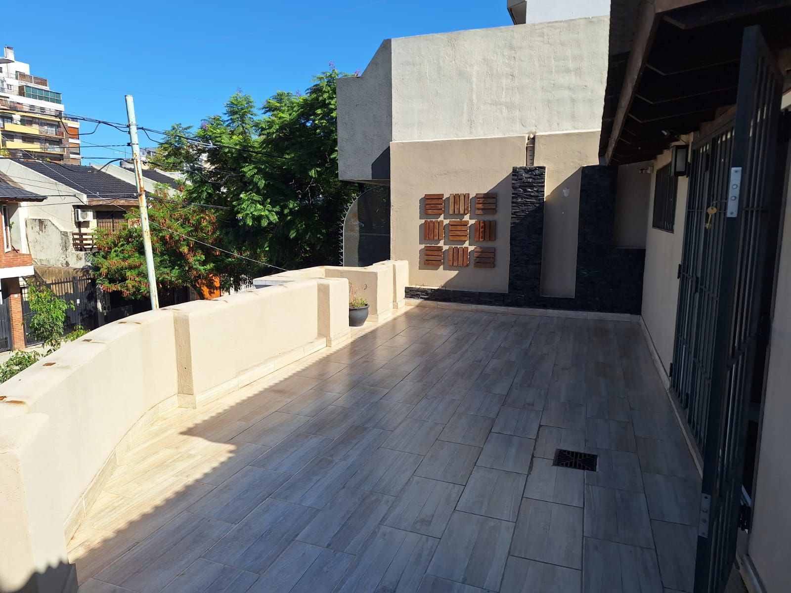 VENTA CASA LOTE PROPIO EN ESQUINA, 4 AMB CON TERRAZA Y PARRILLA