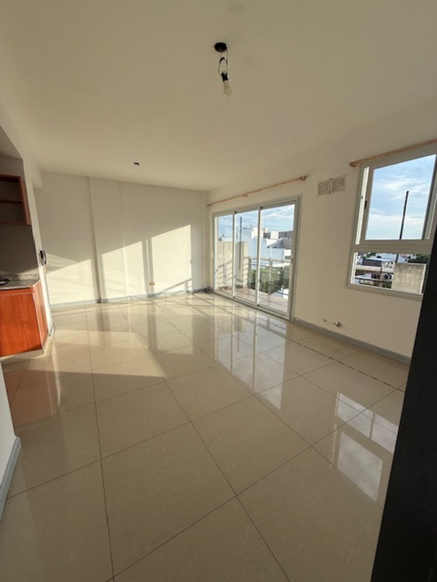 2 AMBIENTES CON COCHERA. BUENA UBICACION