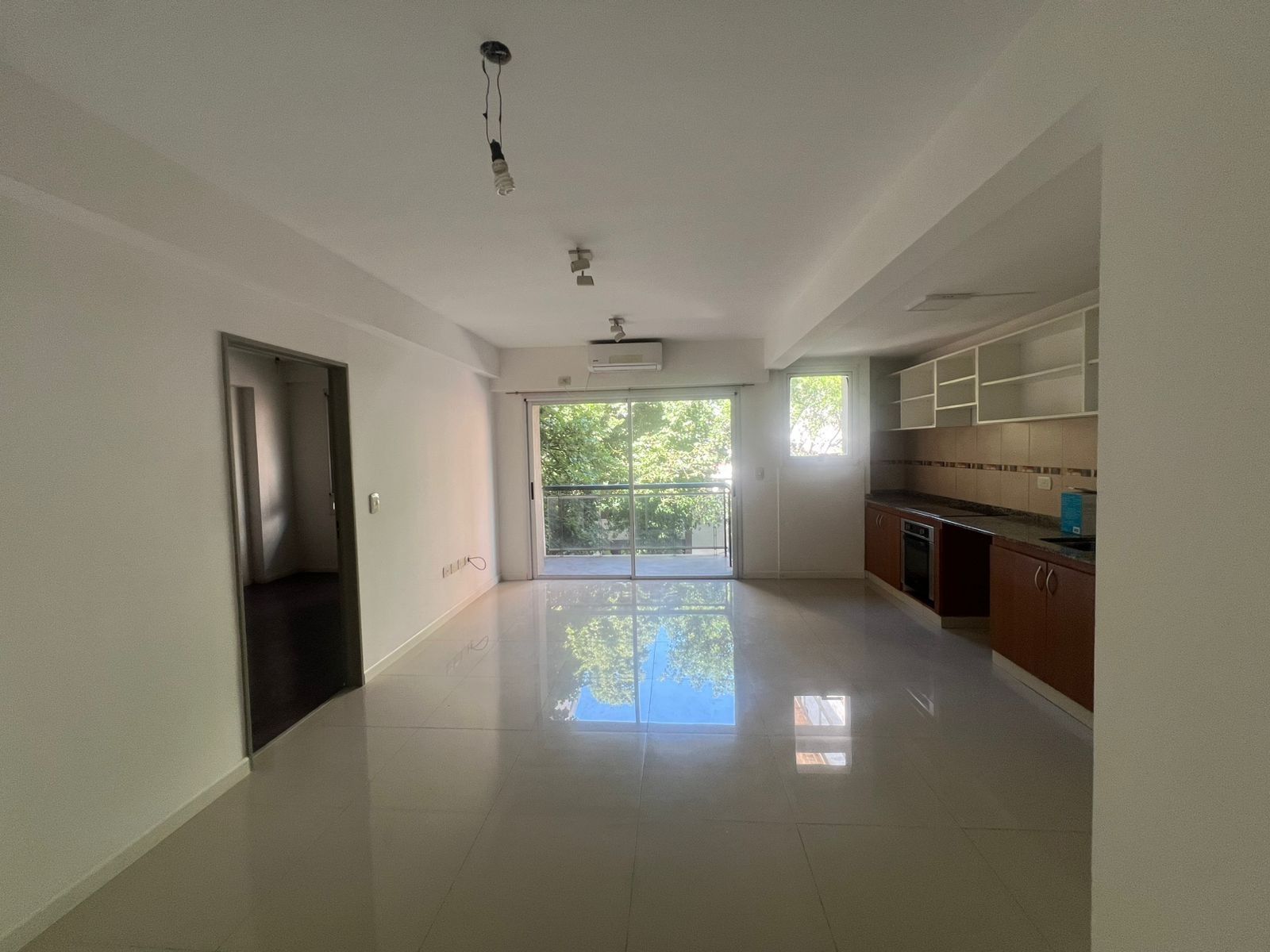 2 AMBIENTES CON BALCON AL FRENTE , COCINA INTEGRADA , TOILETTE Y BAÑO COMPLETO