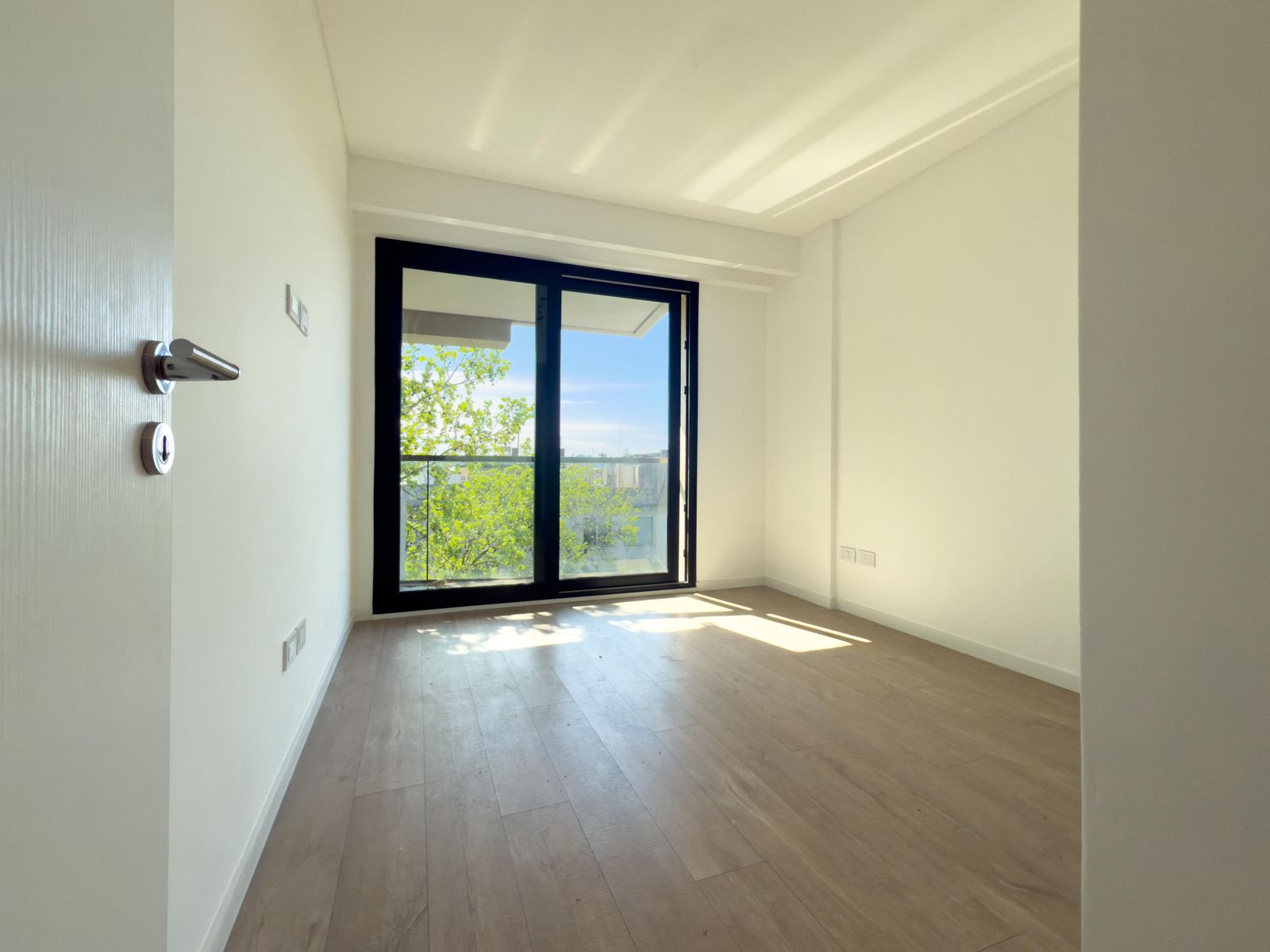 3 ambiente s, 2 hab , 2 baños completos , balcon terraza , parrilla