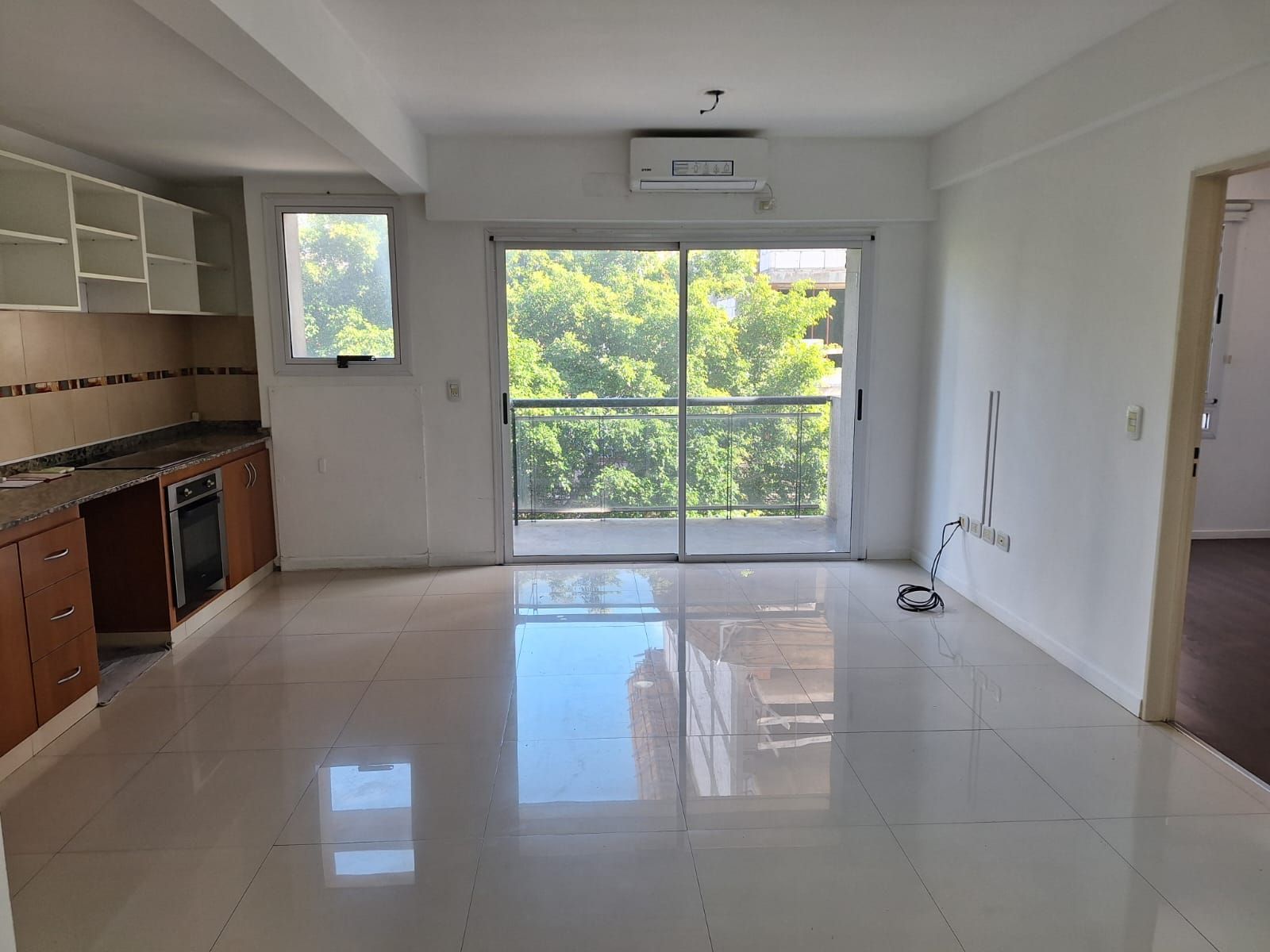 2 AMBIENTES CON BALCON AL FRENTE , COCINA INTEGRADA , TOILETTE Y BAÑO COMPLETO