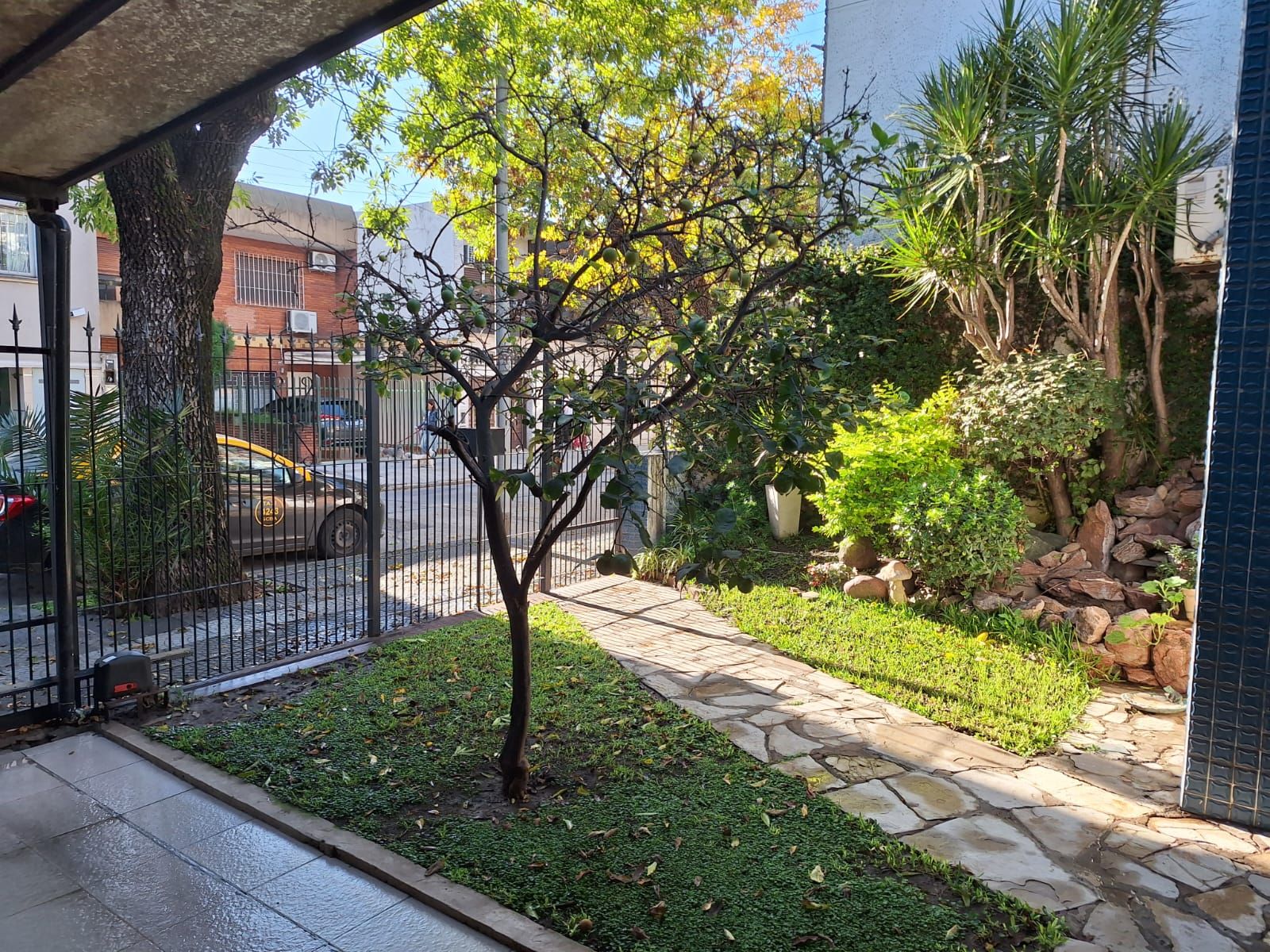 CASA 4 AMB, JARDIN AL FRENTE, COCHERA Y TERRAZA