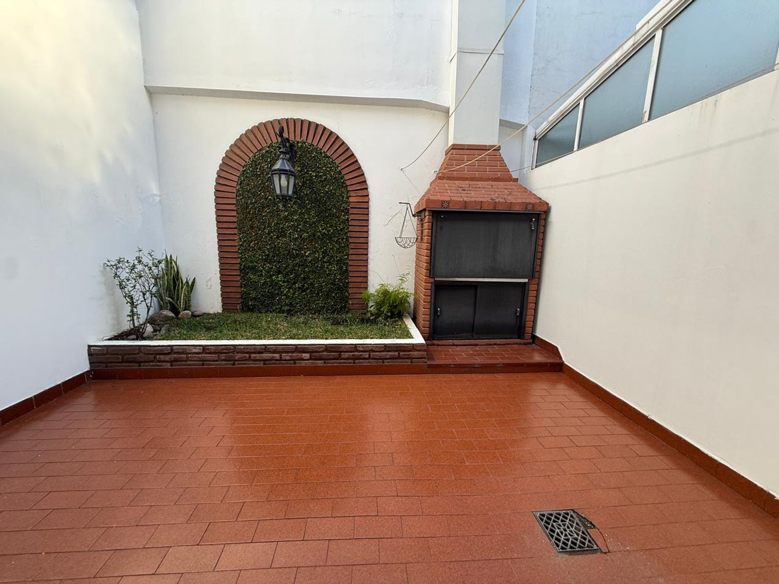 DUPLEX 4 AMBIENTES , ESPACIO GUARDACOCHE Y PATIO ,MEDIA CUADRA DE EMILIO CASTRO