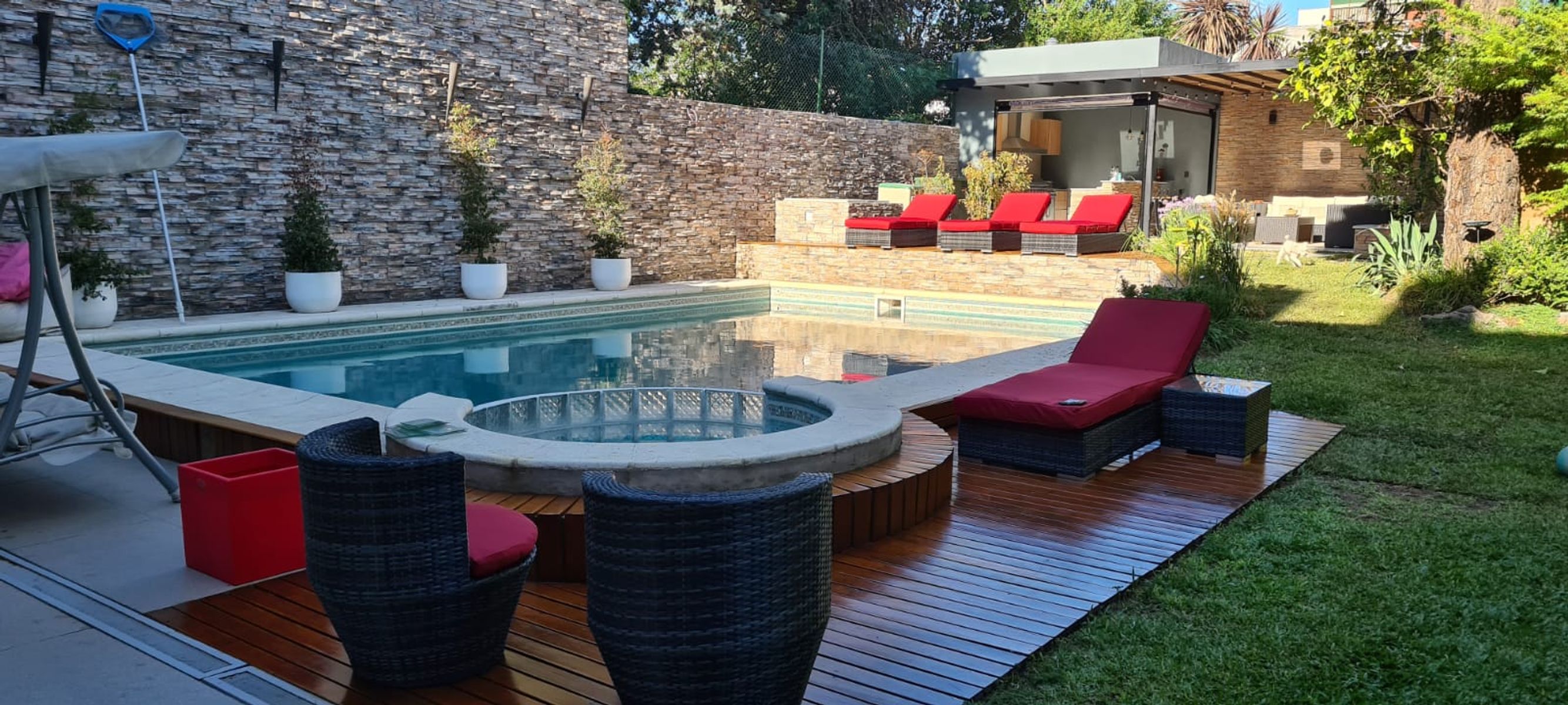 CASA CON PISCINA Y JARDIN , GIMNASIO Y SUM , LOTE DE 10.04 X 61.75 MTS , 4 AMBIENTES