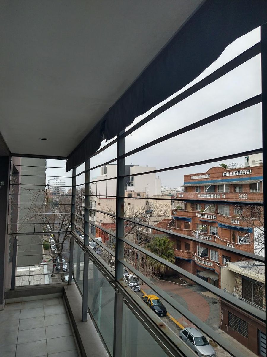 2 ambientes al frente con cochera