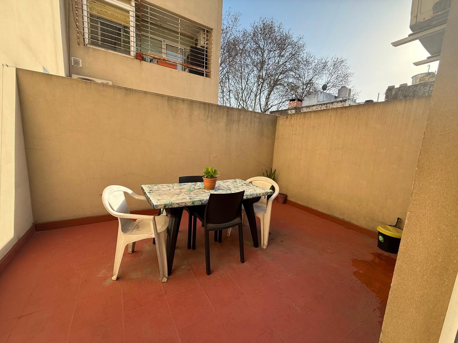 MONOAMBIENTE CON PATIO Y COCHERA , 40 M2 APROX MAS PATIO