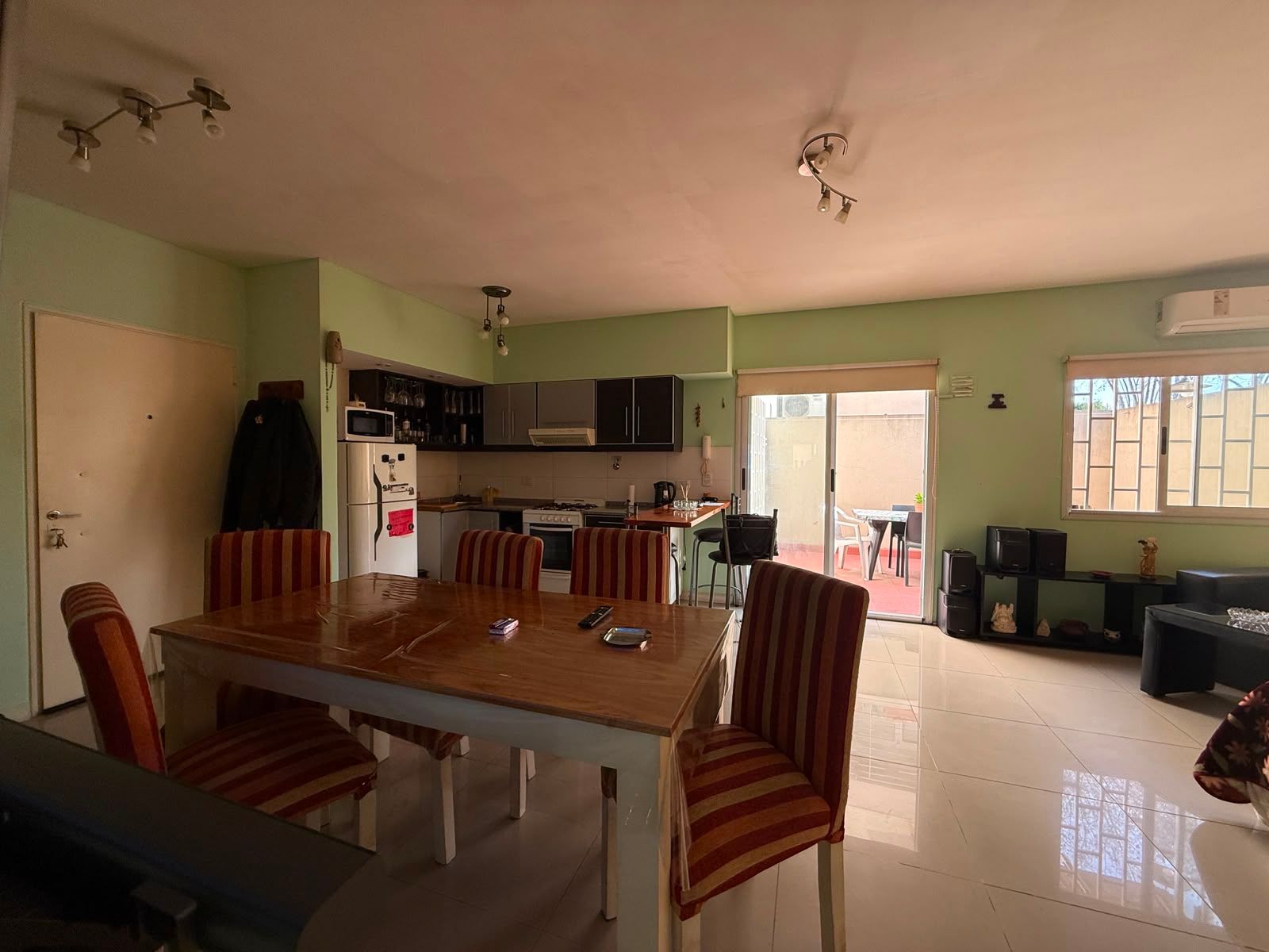 MONOAMBIENTE CON PATIO Y COCHERA , 40 M2 APROX MAS PATIO