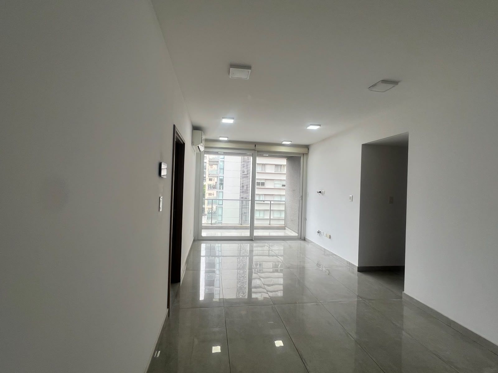 4 ambientes , 3 hab ,3 baños , cocina y lav ind, piscina ,cocheraybaulera