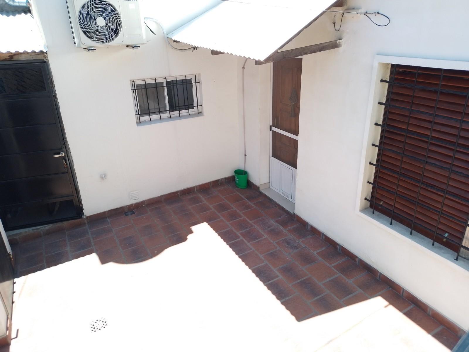 PH 2 AMB. EN EXC. ESTADO CON PATIO Y TERRAZA.