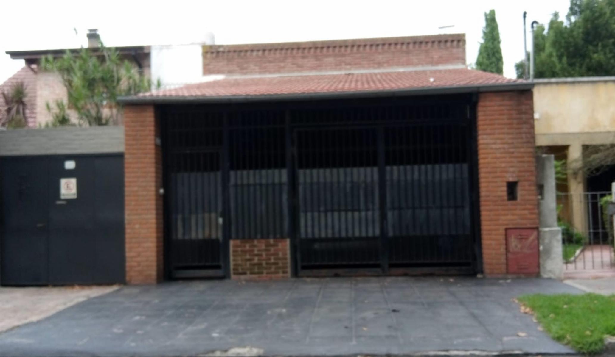 Excelente PH 3 Amb. con cochera semi cubierta para 2 o 3 autos- Villa Ballester