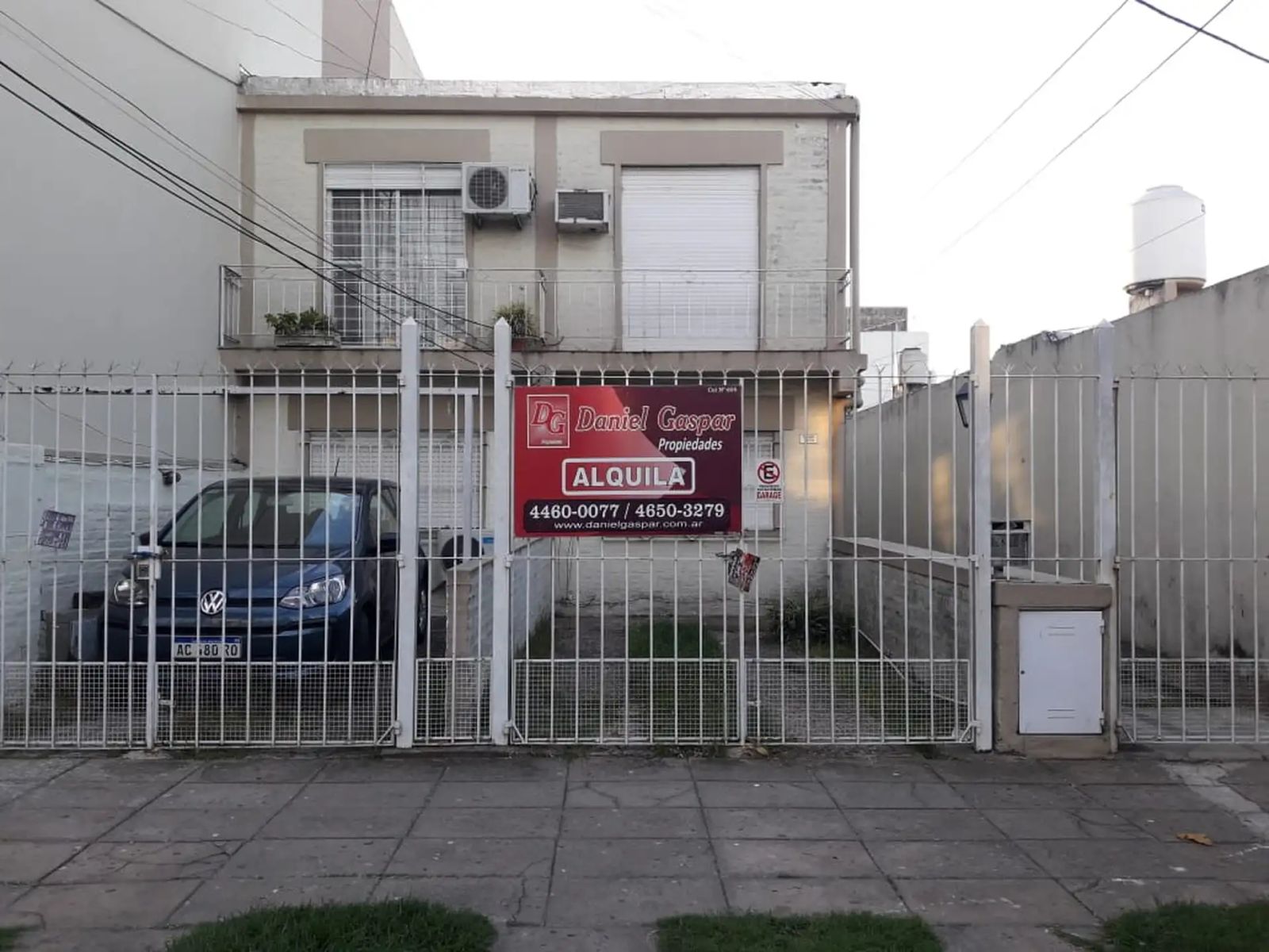 ALQUILER - DEPTO. 2 AMBIENTES C/ENTRADA DE AUTO - AL FRENTE