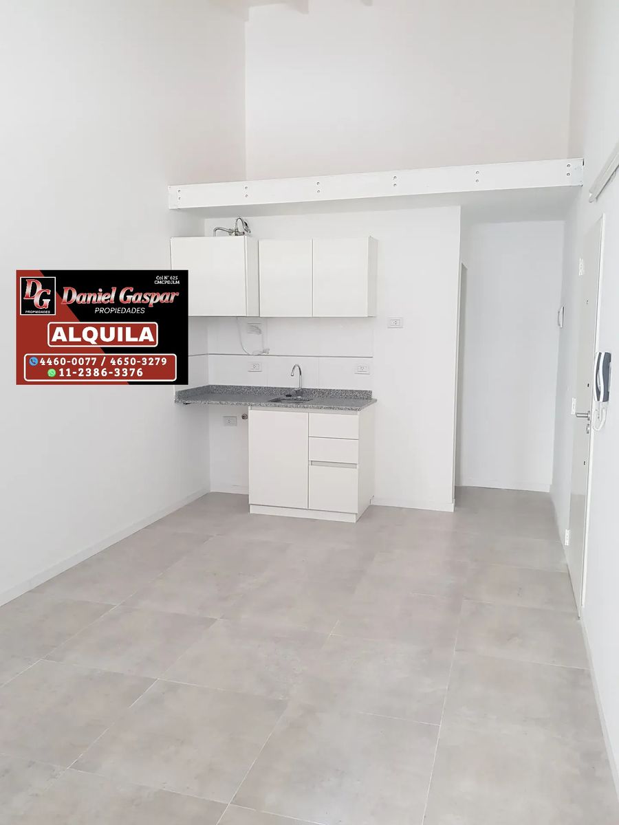 ALQUILER - MONOAMBIENTE EN PRIMER PISO - IMPECABLE ESTADO