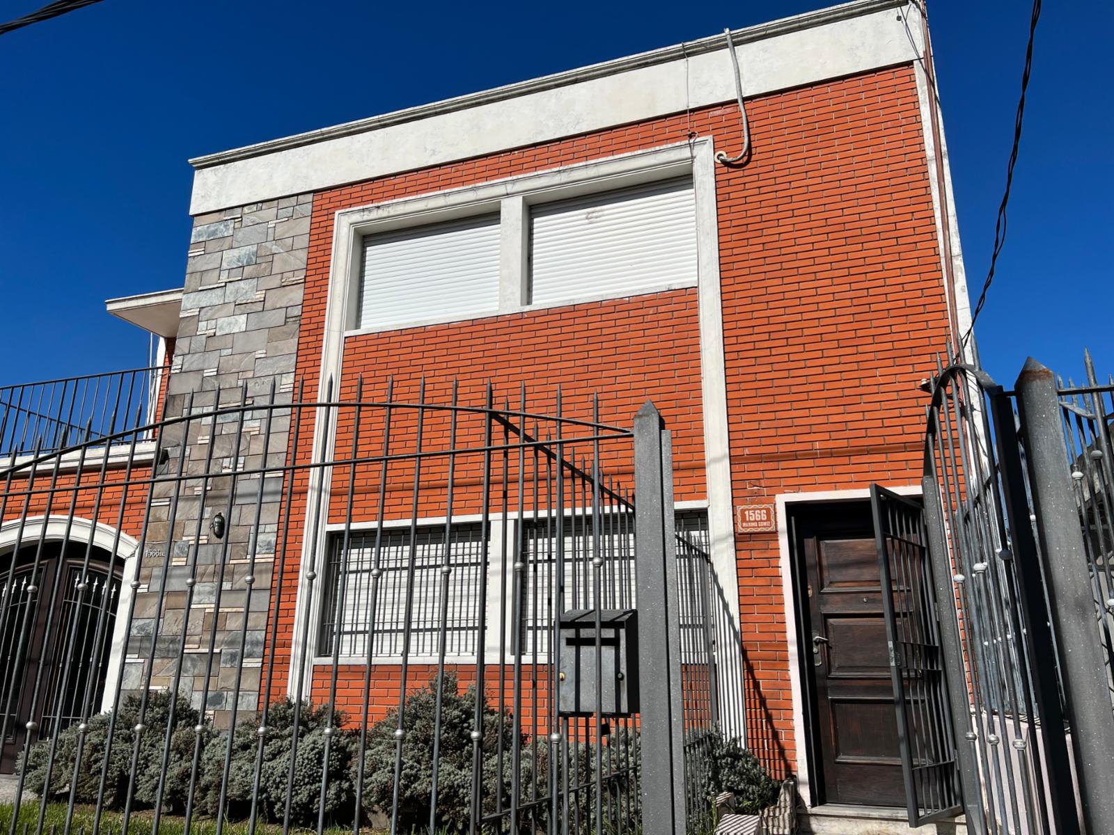 alquiler apto 1 dormitorio con 2 patios SIN gastos comunes en Brazo Oriental