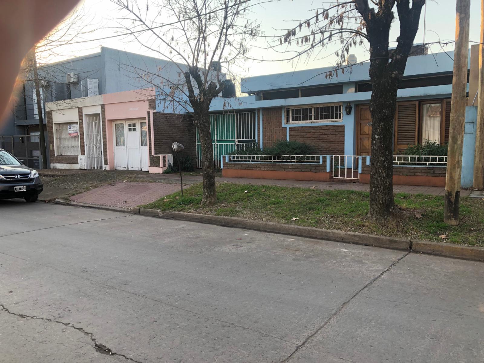 Casa y departamento independiente en un mismo terreno.-
