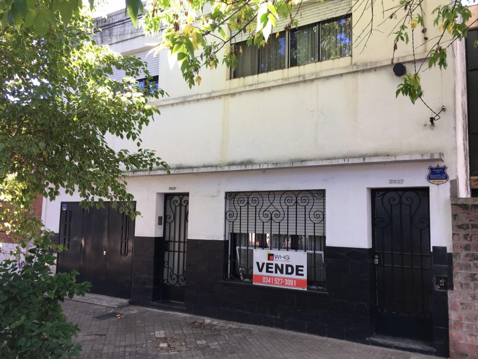 CASA 2 PLANTAS. 3 DORMITORIOS. JARDÍN, QUINCHO. COCHERA. BARRIO PARQUE.