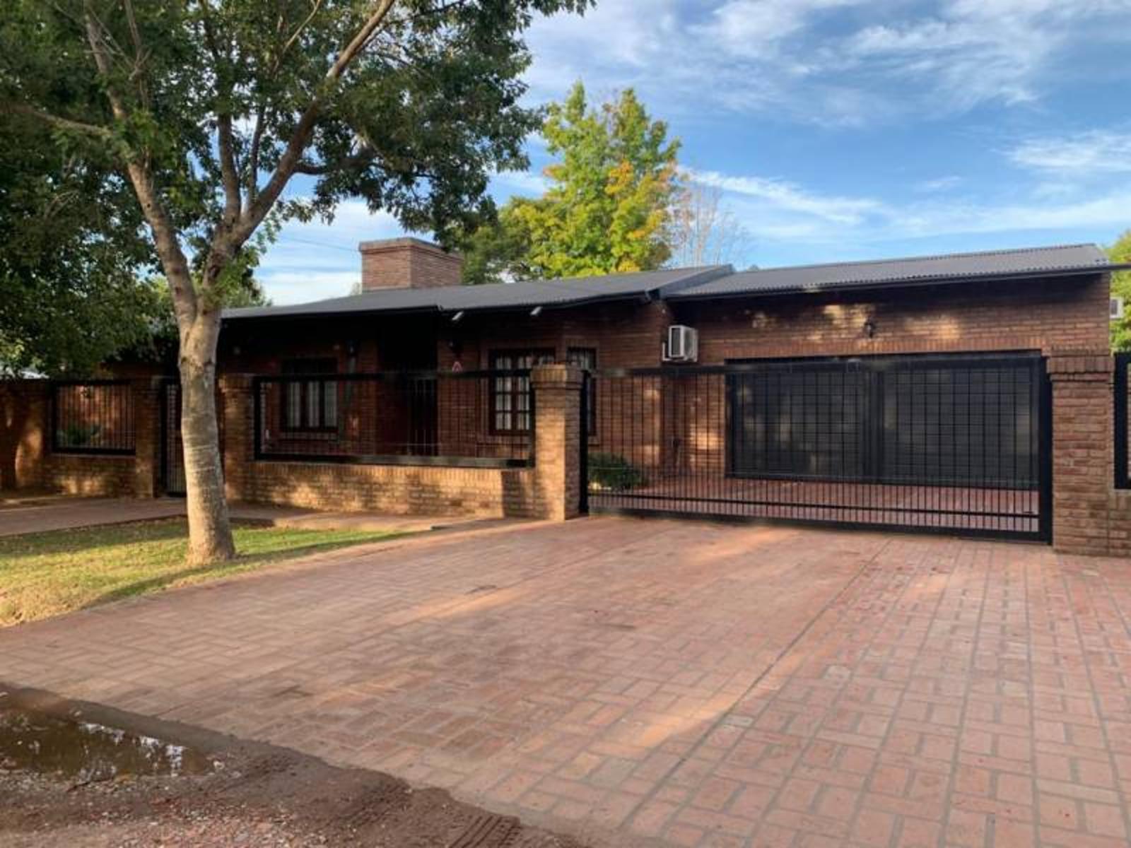 CASA 3 DORMITORIOS. PARQUE Y PISCINA. TERRENO 1575M2. FUNES.