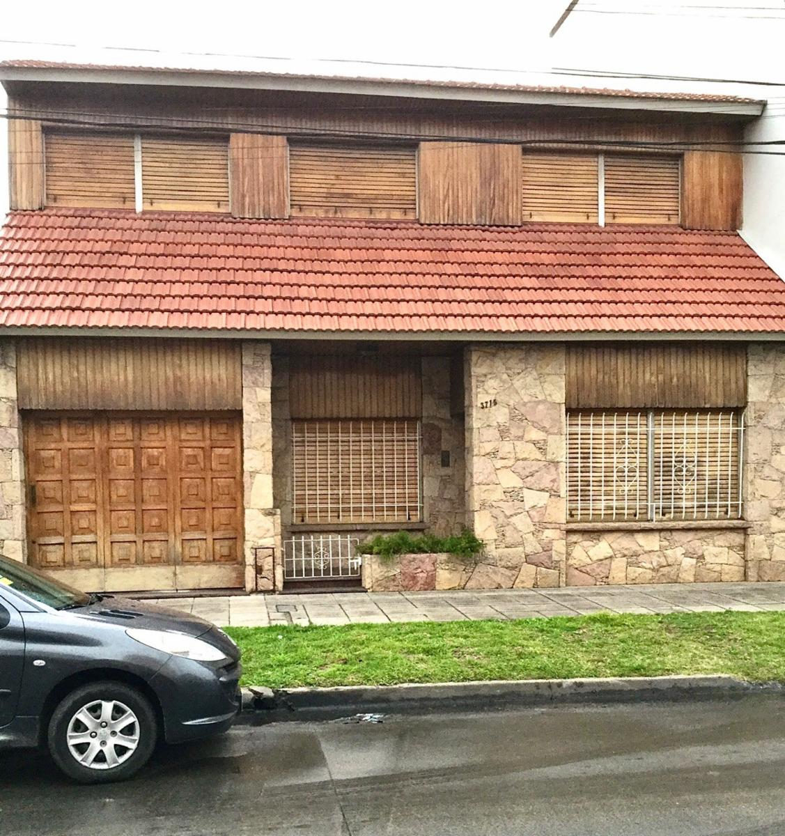 CASA 2 PLANTAS DE 4 AMB. CON GARAGE CUBIERTO, JARDÍN Y PATIO CON PARRILLA LANÚS ESTE