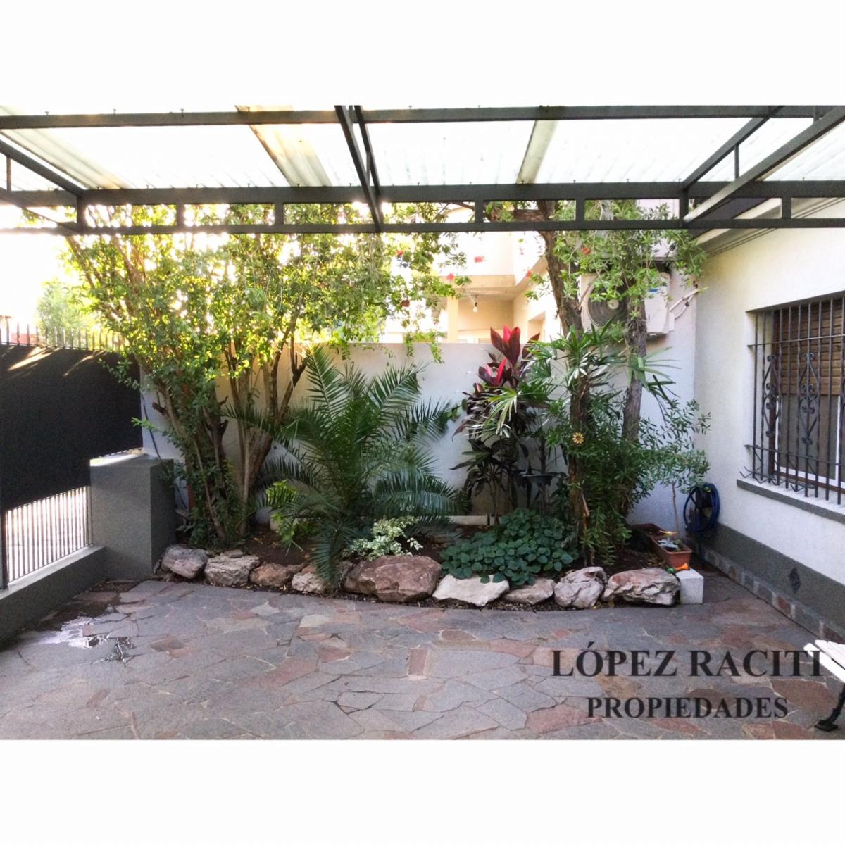 CASA DE 4 DORMITORIOS, IMPECABLE, A NUEVO, EN BANFIELD ESTE.