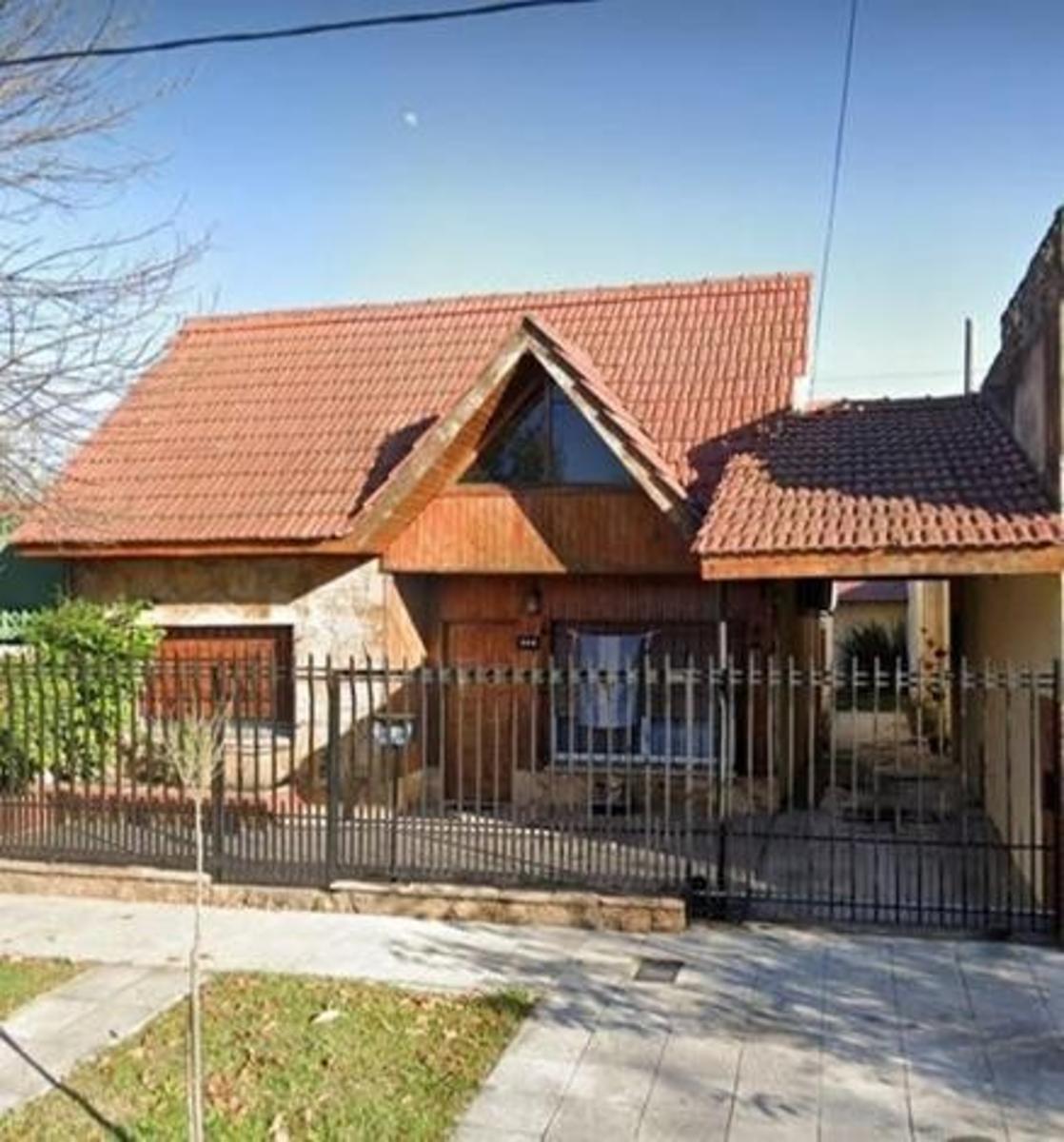 CHALET 3 DORMITORIOS,GARAJE Y FONDO LIBRE EN LOMAS DE ZAMORA