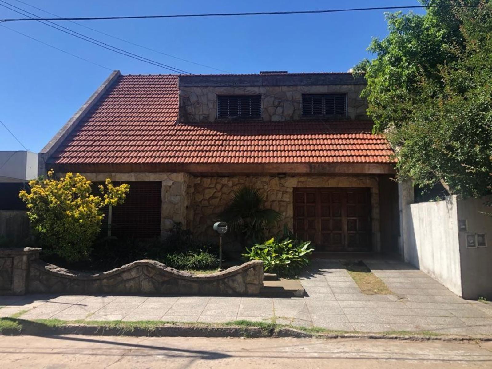 VENTA EXCELENTE CHALET CON PICINA Y PARRILA