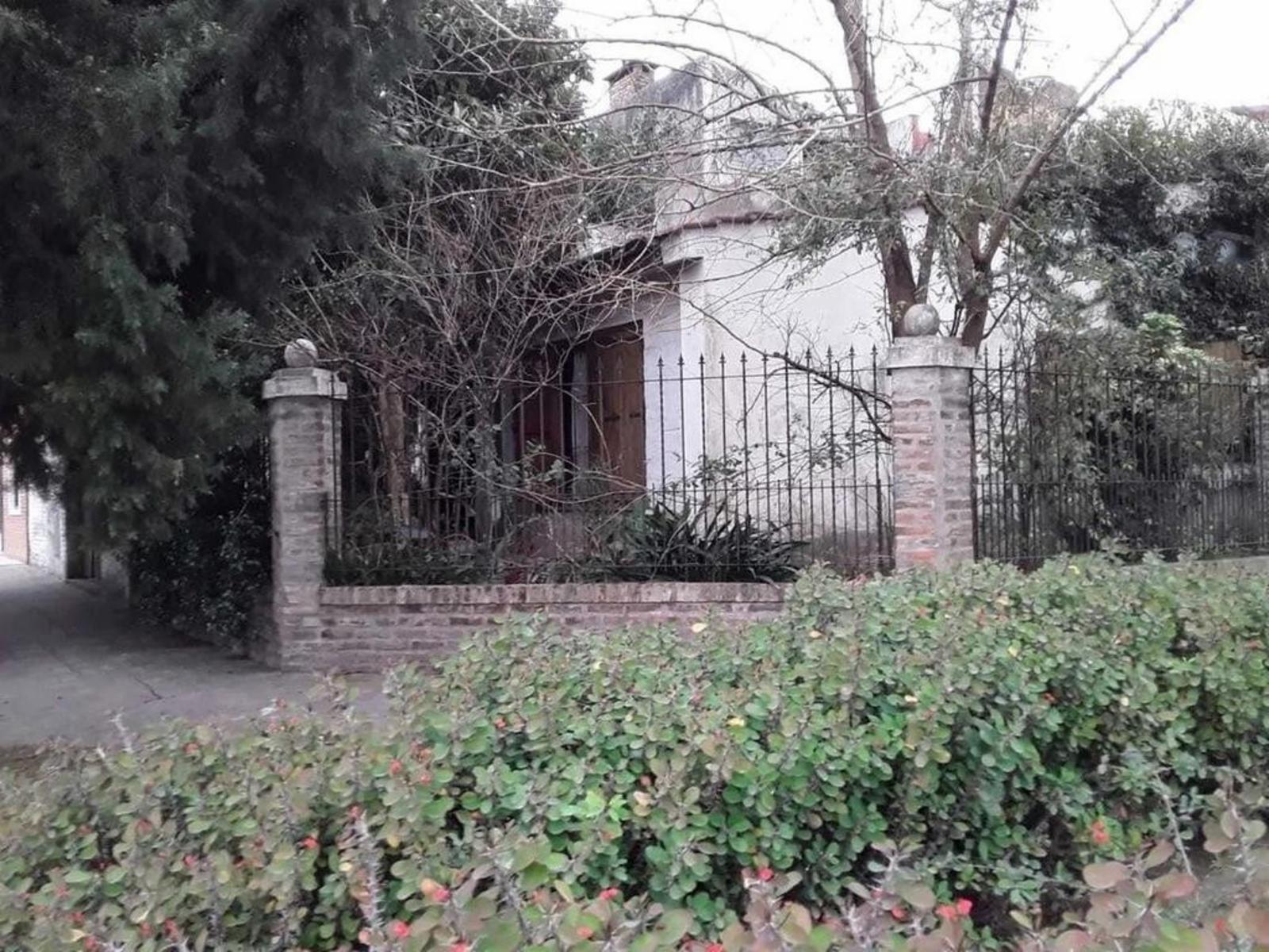 Villa Luzuriaga, Casa a refaccionar, lote 10x20m, 3 amb. cochera 2 autos, , venta Urgente