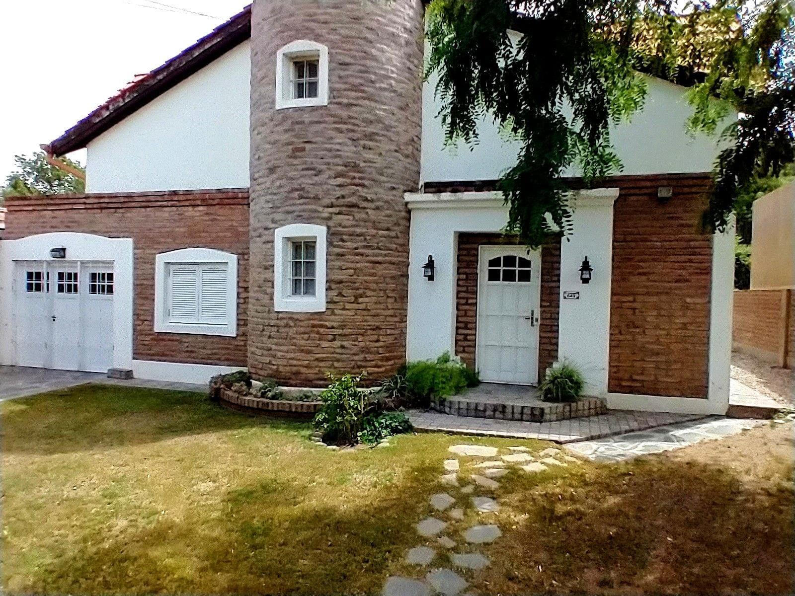 VENTA CASA DE 4 DORMITORIOS CON GAS NATURAL A 2 CUADRAS DE AV. DEL SOL ¡Oportunidad Retasada en Villa de Merlo