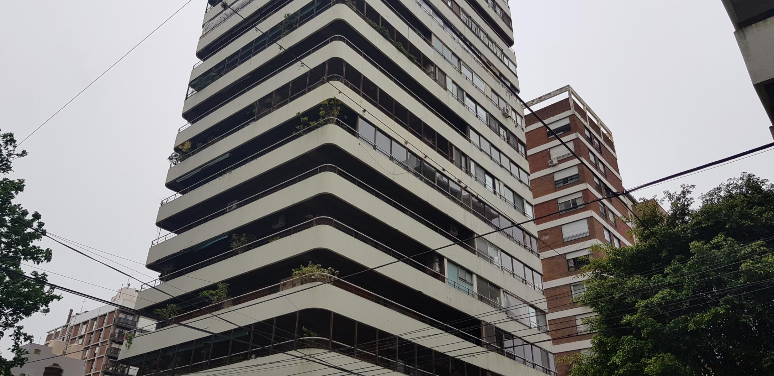 EXCELENTE PISO DE 5 AMBIENTES CON 3 COCHERAS.
