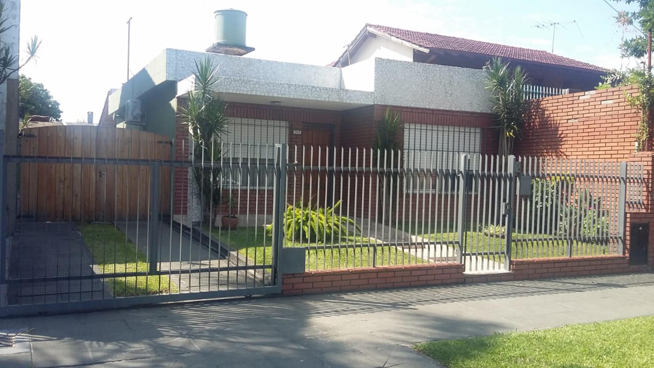 CHILAVERT. CAMPICHUELO Y 26 DE JULIO. CASA 3 AMBIENTES  CON ENTRADA PARA VARIOS AUTOS Y GRAN FONDO LIBRE