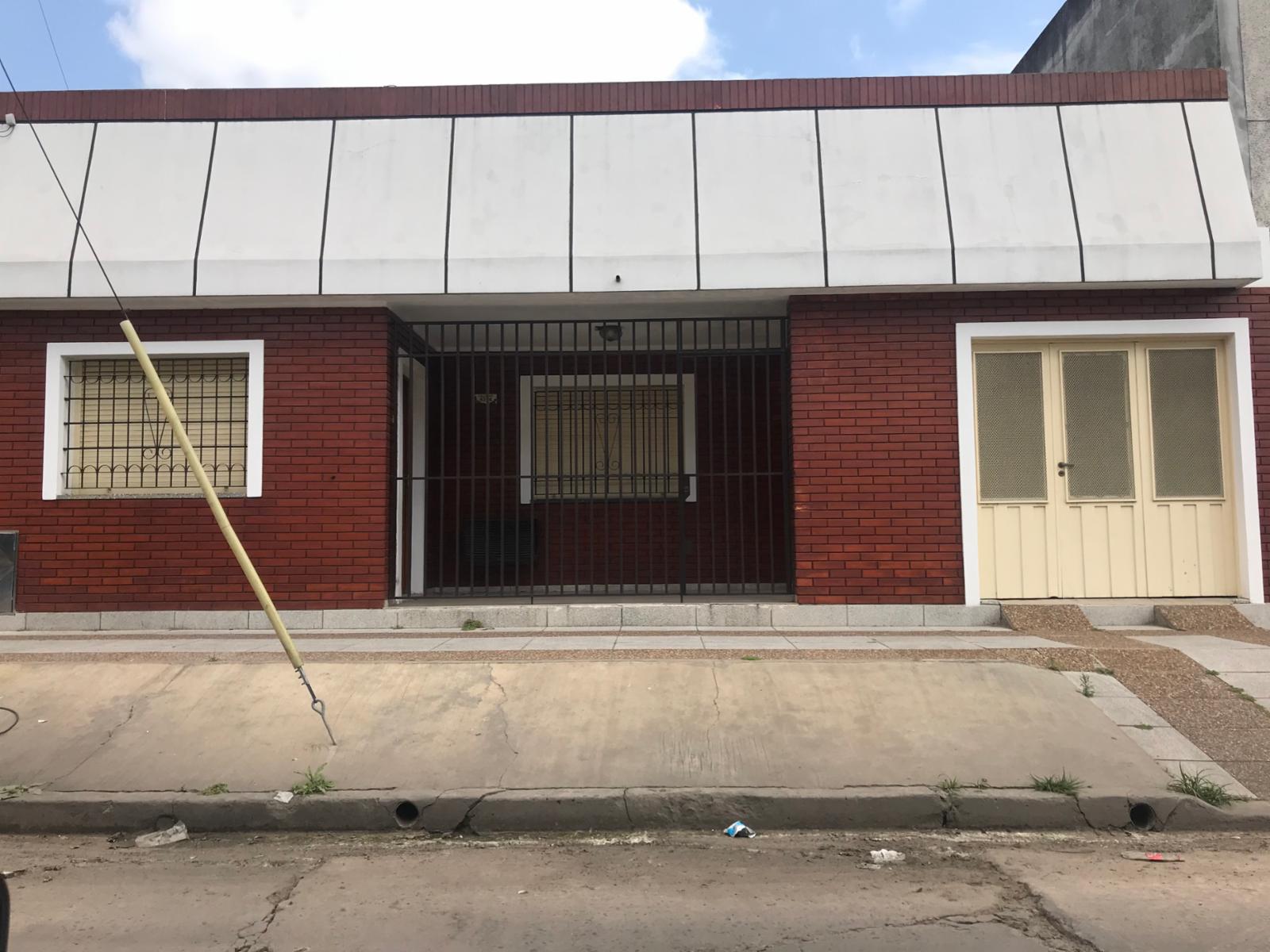 EXCELENTE CASA 3 AMBIENTES, 2 DORMITORIOS, COCINA-COMEDOR, LIVING, BAÑO, GARAGE FONDO LIBRE CON QUINCHO Y PARRILLA, TERRAZA. IMPECABLE ESTADO. OPORTUNIDAD