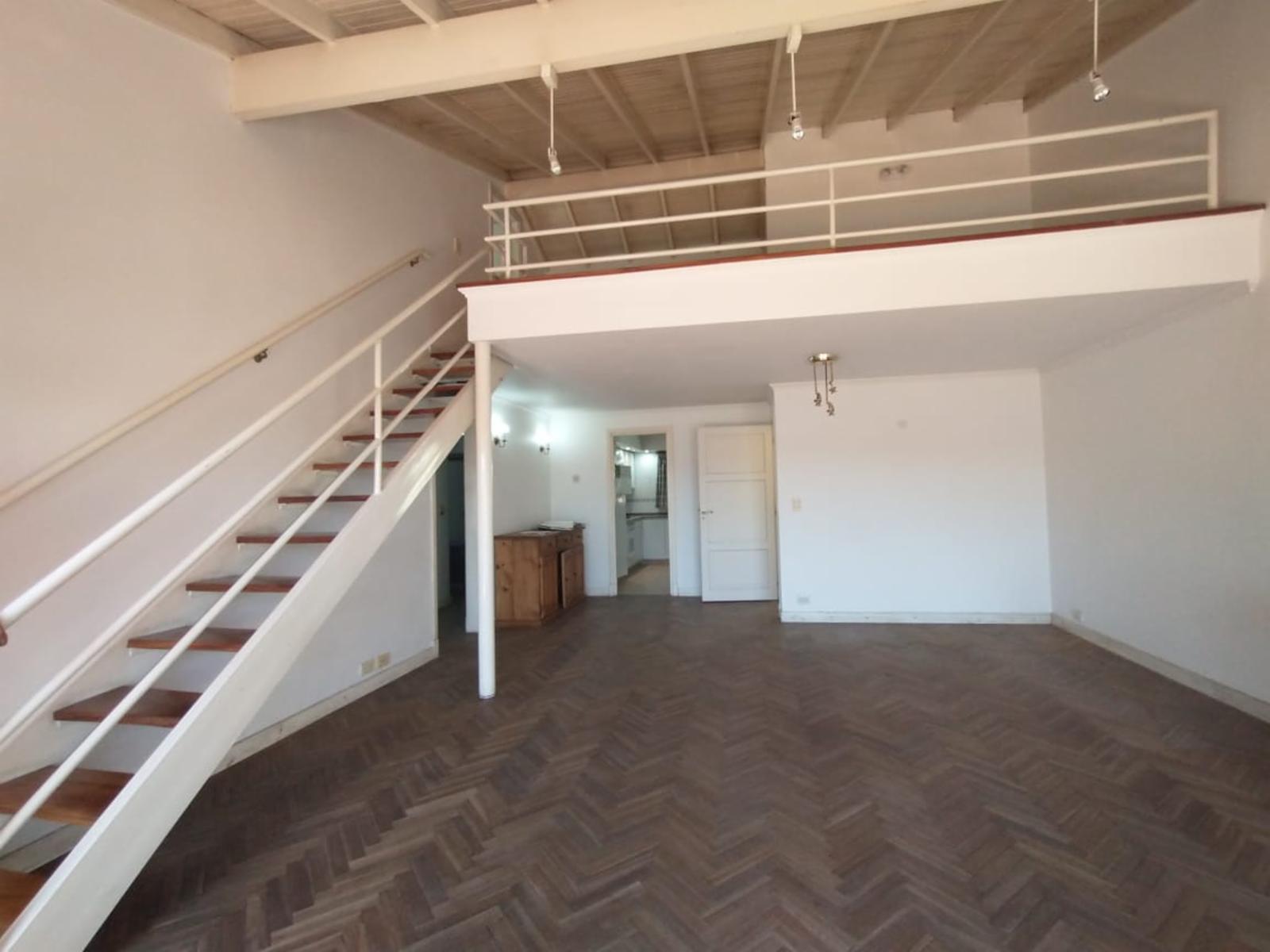 AMPLIO DEPARTAMENTO DE 3 AMBIENTES CON LIVING Y ENTREPISO, COCINA CON LAVADERO INTEGRADO, BALCÓN AL FRENTE Y PATIO BALCÓN EN CONTRAFRENTE.