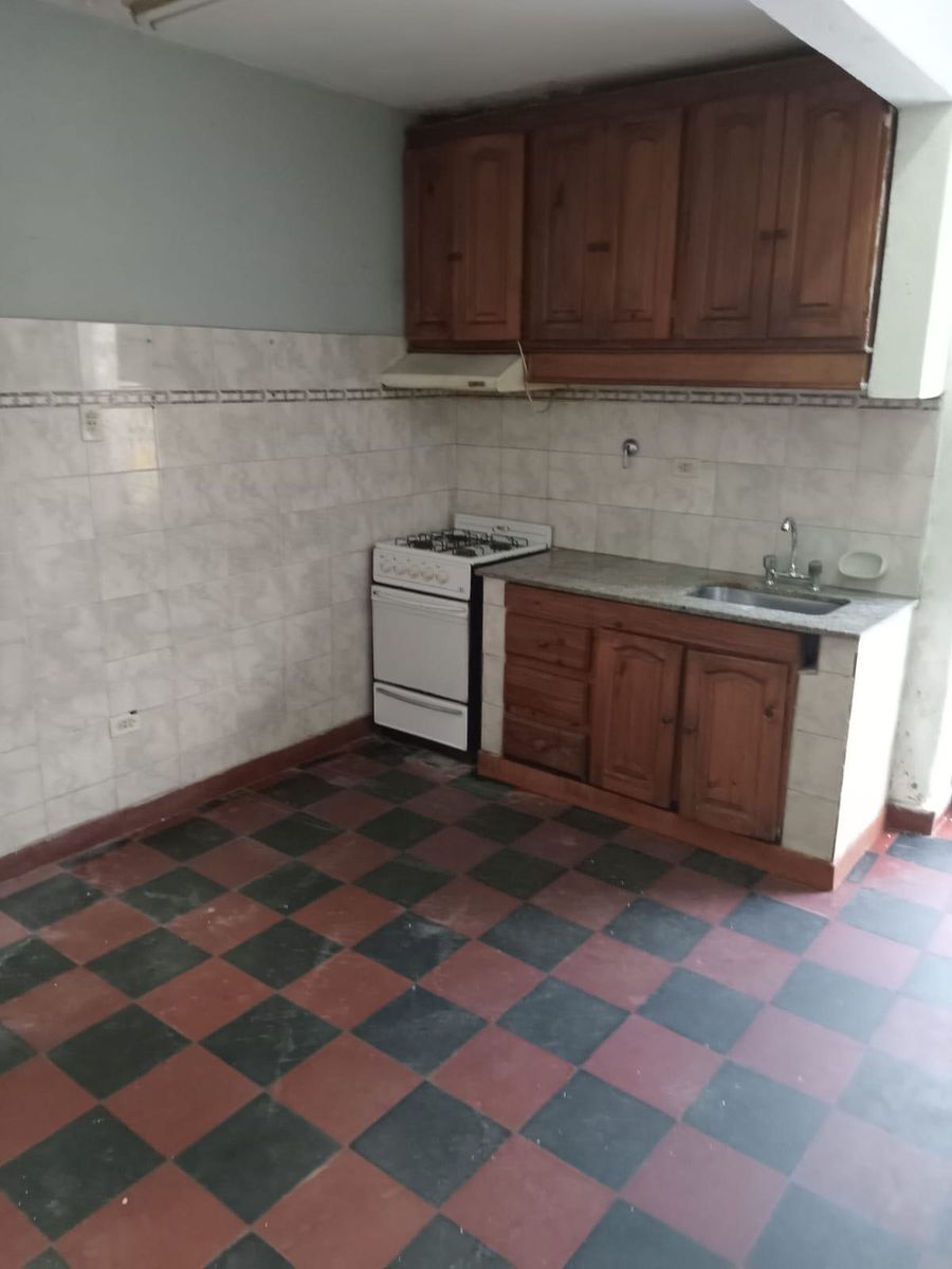 ALQUILER CASA 3 AMBIENTES CON PATIO