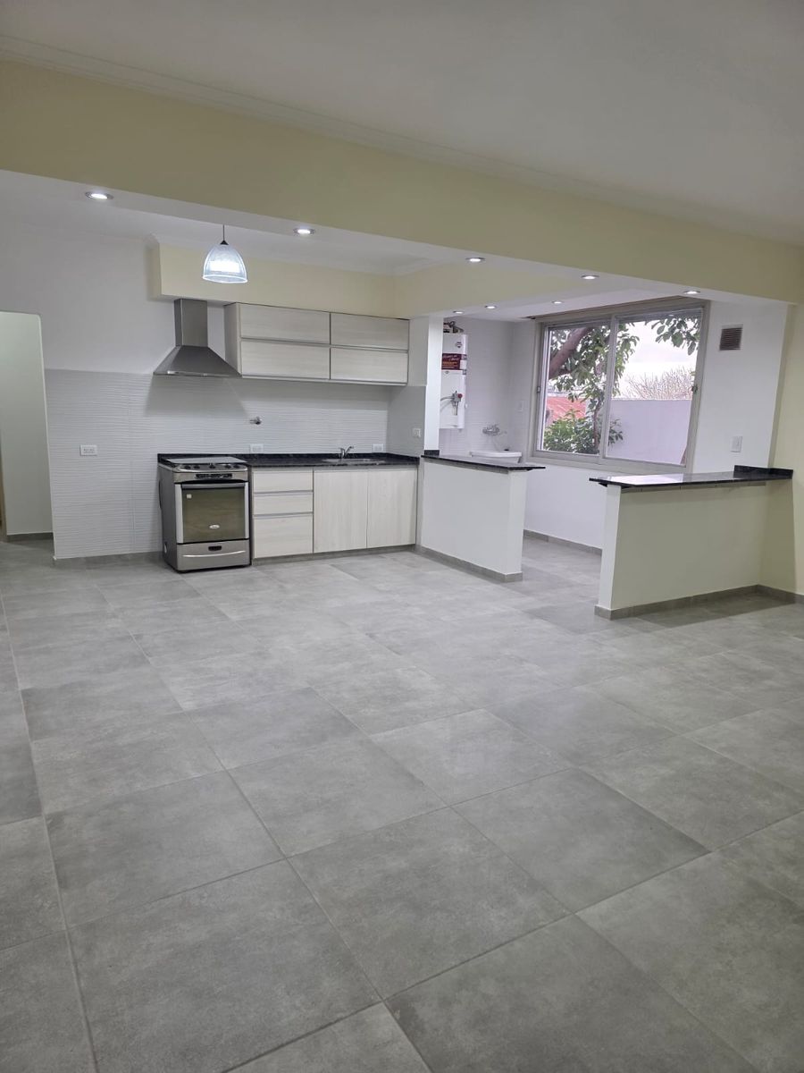 ALQUILER Departamento contra frente en 2º piso de 2 ambientes