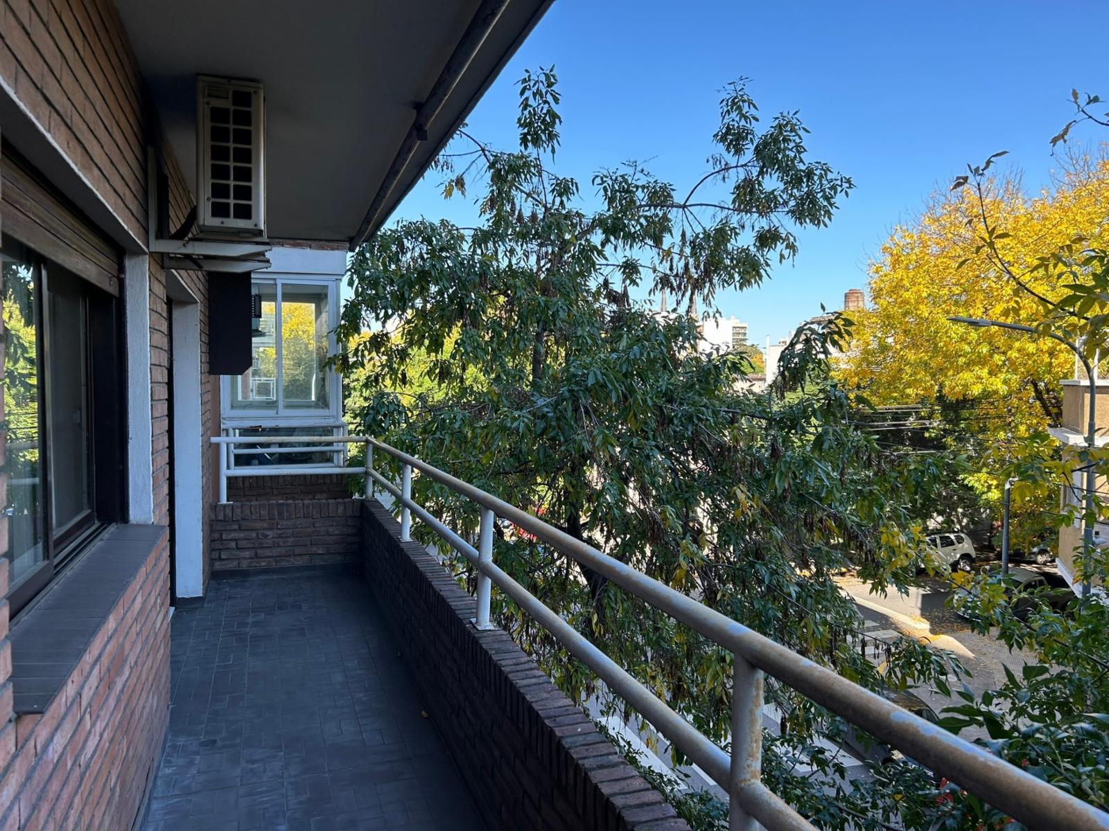 Excelente 3 ambientes, todo al frente, super luminoso con balcón corrido