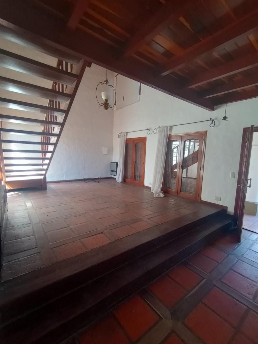 VENDO HERMOSA CASA -- EXCELENTE UBICACION --
