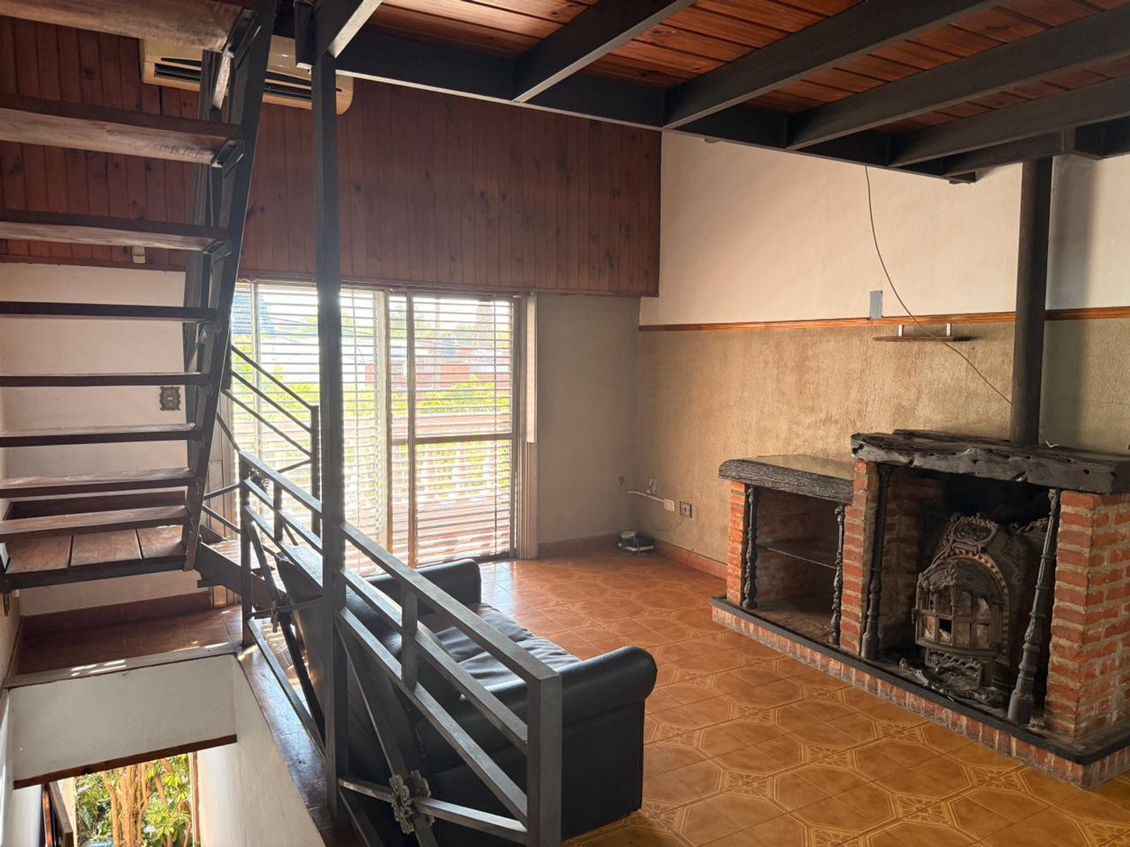 PH 4 AMBIENTES EN PLANTA ALTA C/ 2 PATIOS Y QUINCHO