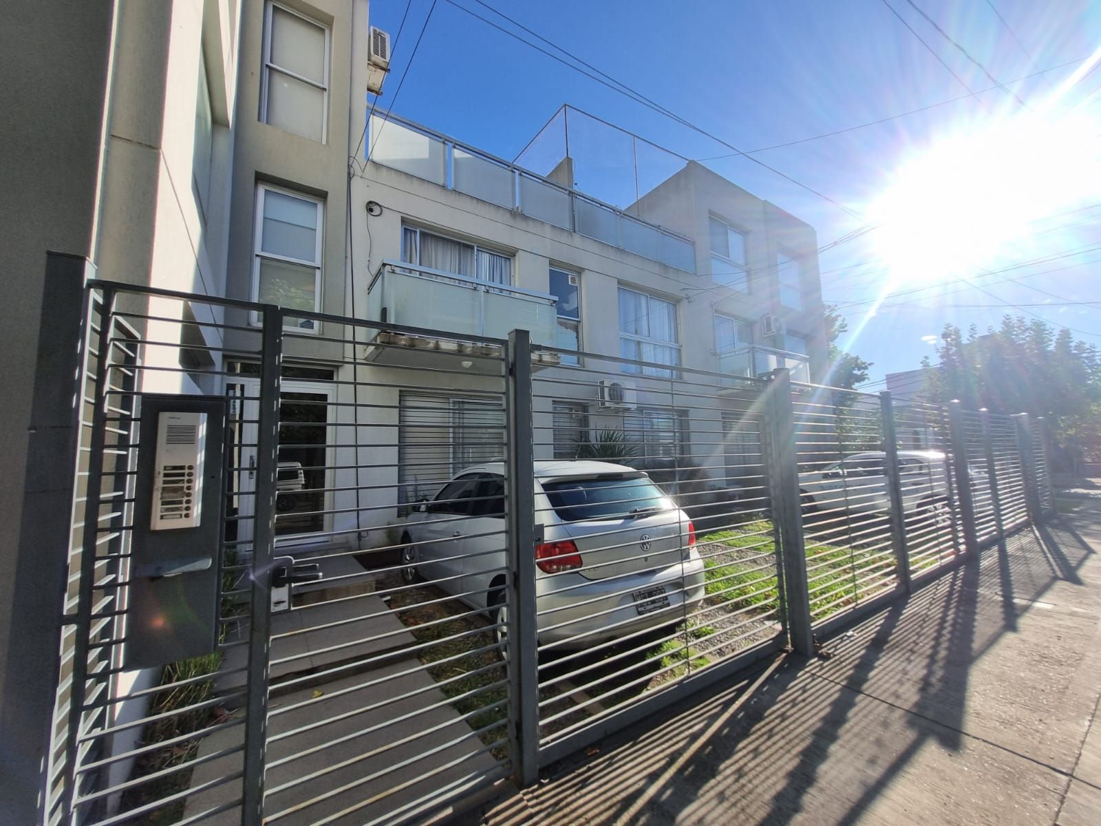 DEPARTAMENTO 2 AMBIENTES CON COCHERA Y PATIO/TERRAZA