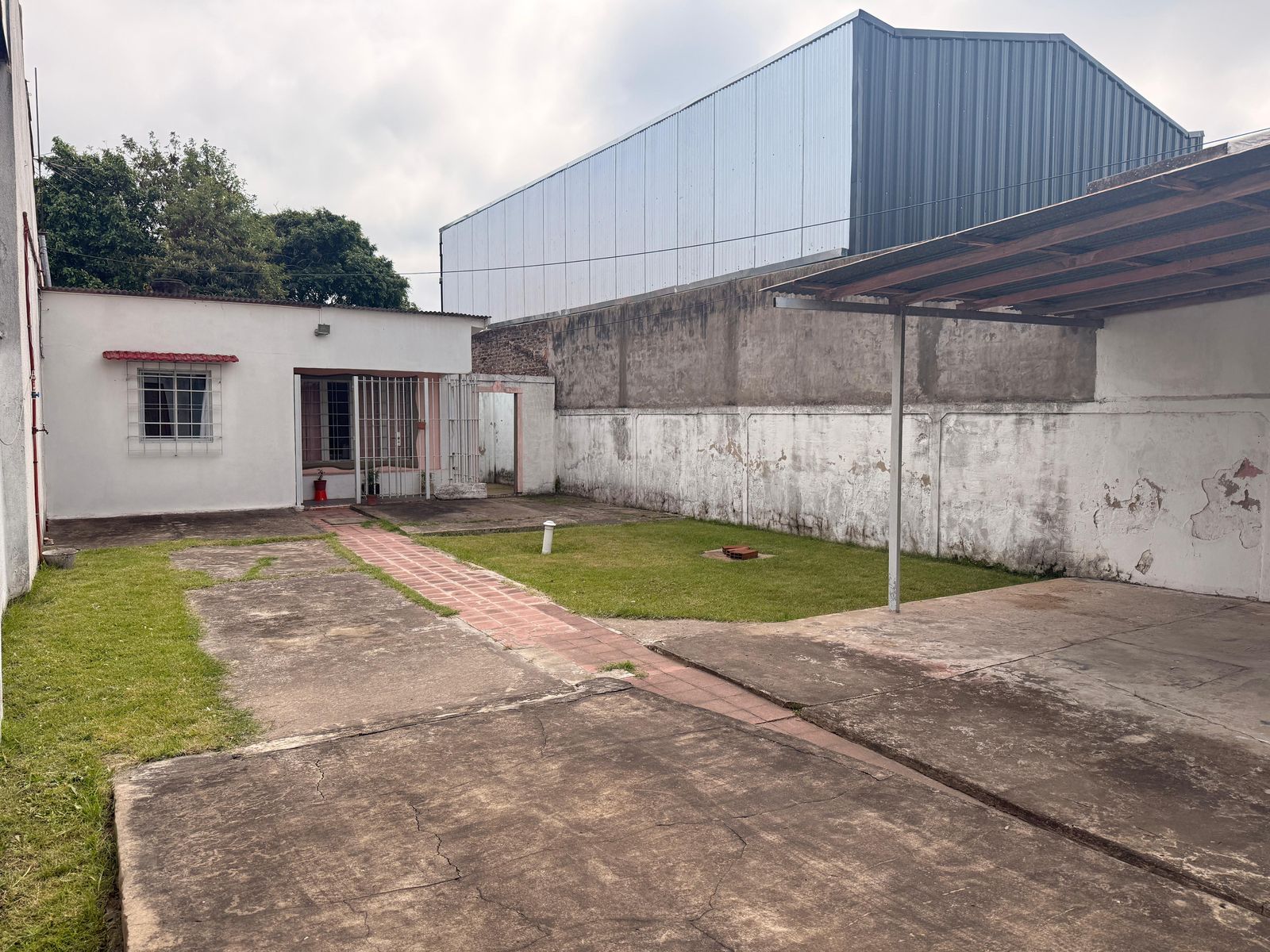 CASA SOBRE LOTE 8,66x39 CON COCHERA, JARDIN Y PARQUE